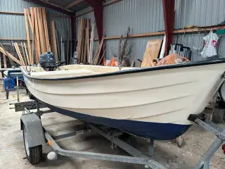 Jolle 13 fod med trailer og 4 hk Yamaha 4 takts mo