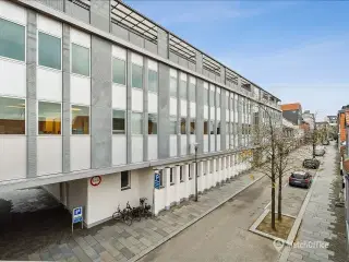 Pæne kontorlokaler med attraktiv trappeleje