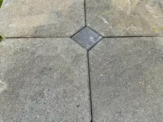 35 kvm grå 40x40 slotfliser med sorte 10x10kopsten