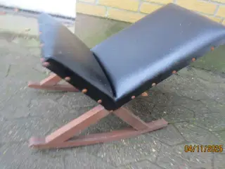 1 stk Retro Fodskammel med sort læder