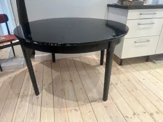 Rundt spisebord i træ, sortlakeret, med 6 stole