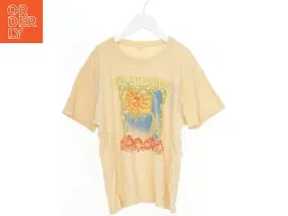 T-shirt med print fra Urban (str. L)