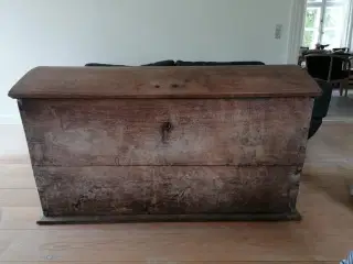 antik kiste i egetræ