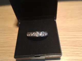 14 kt .Hvidguldsring med brillianter