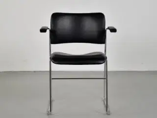Howe 40/4 konference-/mødestol med armlæn og sort læder