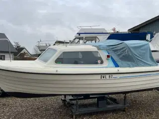 Pæn og velholdt kabinebåd fra Svenske Crescent