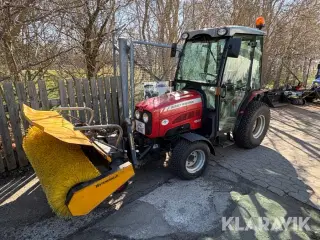 Traktor Massey Ferguson 1531 med kost og saltspreder