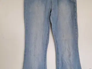 Blå jeans med flare