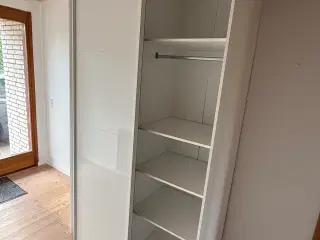 Stort og rummeligt garderobeskab med højglanslåger