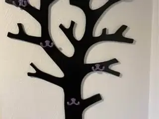 knagerække med lilla knager