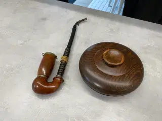 Gammel antik lang pibe i træ med gammel askesamler