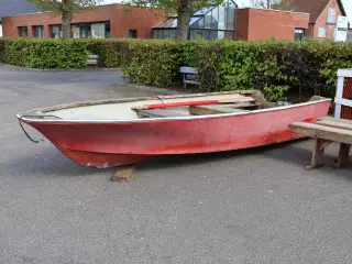 Glasfiber jolle m/træ sæder og rælingskant