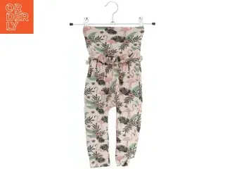 Buksedragt med flamingo-print fra Bruuns Bazaar (str. 74)
