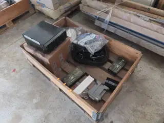 Palle med diverse opladere, kabler mv.