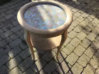 Ældre rundt bord med glasplade og hylde