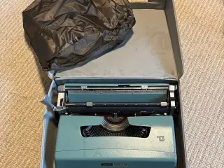 Olivetti rejseskrivemaskine sælges