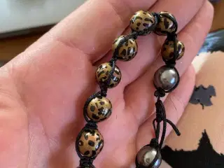 Nye knyttede armbånd