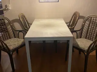 Spisebord med 4 stole
