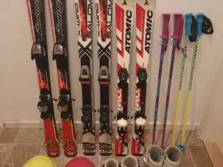 Ski, stave, ski-hjelme og støvler.