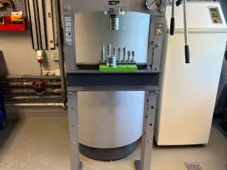 Presser 30 tons 