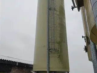 - - - Silo 100m³ med stige. Ben højde ca. 2 meter