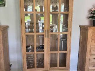 Glasvitrine i sæbebehandlet/hvidpigmenteret eg