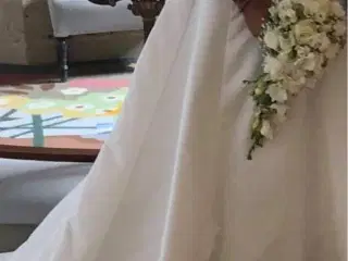 Utrolig smuk brudekjole med slør