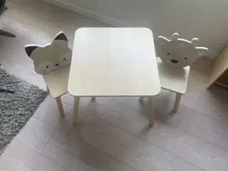 Børnebord og 2 stole 