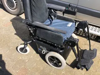 El-kørestol med to oplader