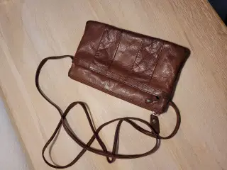 Lækker blød brun læder Clutch med skulder rem