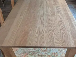 Massivt spisebord med plader