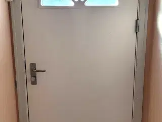 Hoveddør med glas foroven. inkl. karm.