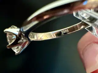 Ny sølvring med 2 karat moissanite med certifikat.