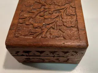 Træskrin med udskæringer