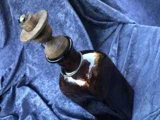 Brun glas karaffel med træprop – ca 30 cm høj