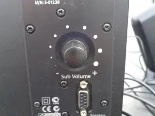 2 højtalere og subwoofer