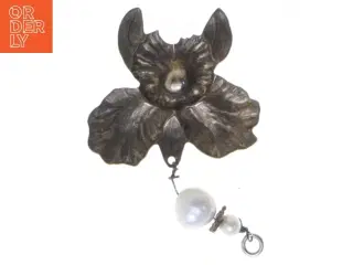 Blomsterformet broche med perler (str. 6 cm)