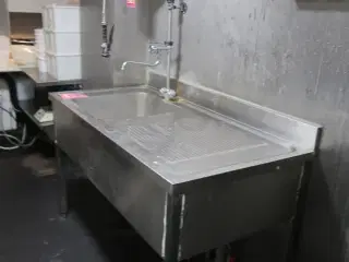 Rustfri stålbord med vask & pistol