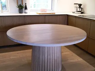 Massiv rundt spisebord i eg 