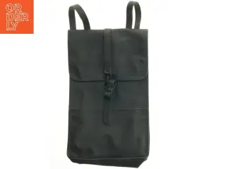 Rains - Sort skuldertaske i læderlook fra Rains (str. 29x51 cm)