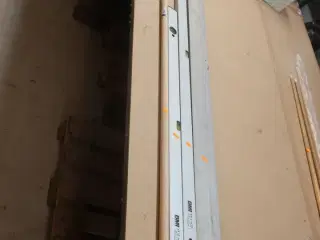 2 stk. vaterpas, retteskinne og kosteskaft