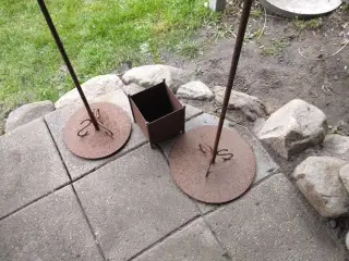 2 olielamper, Højde 135 cm og 115 cm.