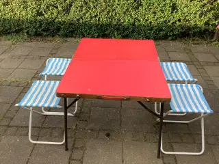 Camping bord med 4 klapstole