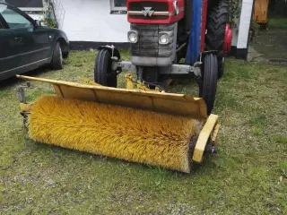 Traktor med fejekost