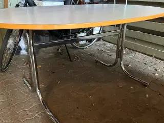 Flot og velholdt spisebord. 