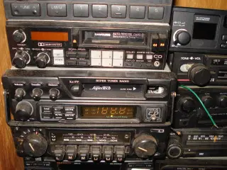 AUTORADIO---FRA 100kr-300kr