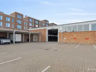 697 m² lagerlejemål i ejendom med central beliggenhed – tæt på motorvejsnettet.