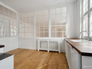 Flot kontor i Latinerkvarteret.