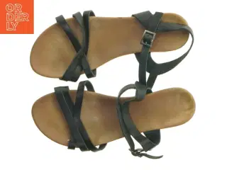 Sorte sandaler, str. 37 fra Porronet (str. 37 )
