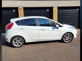 Ford Fiesta 1.6 med sommerdæk og vinterdæk på Aluf